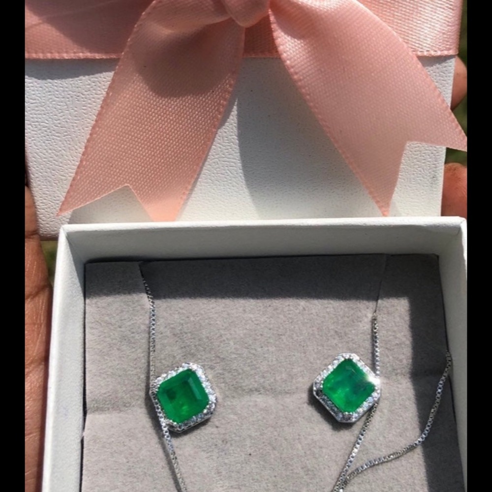 Gorgeous emerald 2ct square studs silver plated - Picture 8 of 11